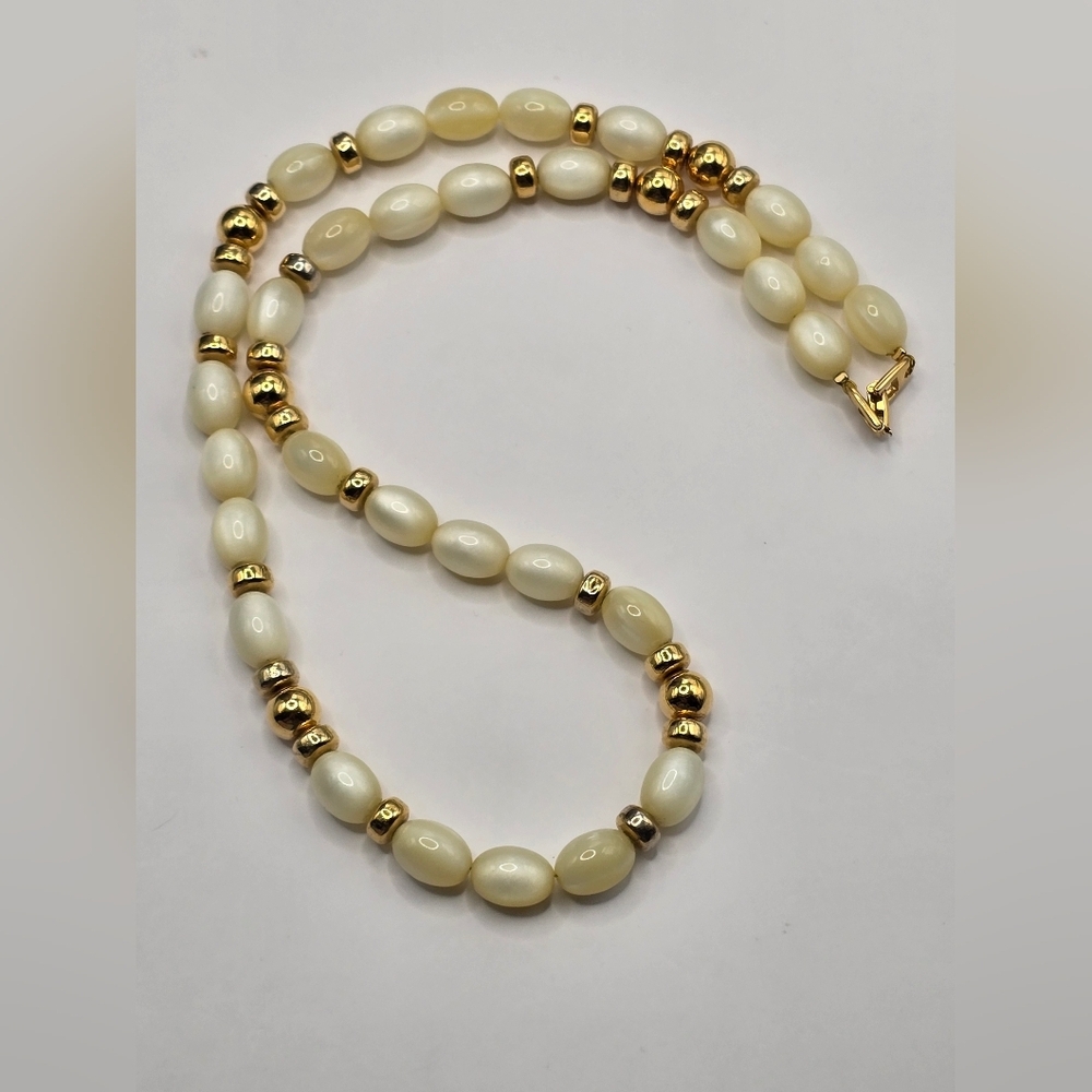 Napier Lucite Cream and Gold Tone Beaded Vintage Necklace - Picture 2 of 7